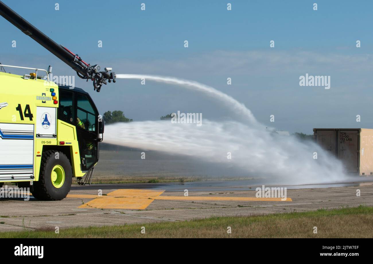 Vigili del fuoco da Minneapolis-St Paul Airport risponde ad un incidente simulato di Ercole C-130 a St. Paul, Minn., 10 agosto 2022. I vigili del fuoco, insieme agli Airmen dell'aeronautica degli Stati Uniti dalle ali di sollevamento di 133rd e 934th, stanno partecipando ad un'esercitazione voluminosa di risposta di incidente (MARE) che permette alle agenzie di verificare le loro conoscenze e capacità in un ambiente controllato. (STATI UNITI Air National Guard foto di Tech. SGT. Amy M. Lovgren) Foto Stock