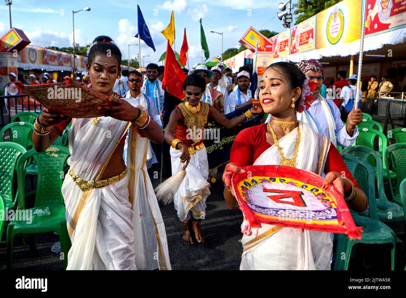 Kolkata, India. 01st Set, 2022. Gli artisti partecipano alle celebrazioni dopo che la Durga Puja è stata iscritta nella lista dei rappresentanti dell'UNESCO del patrimonio culturale immateriale dell'umanità. L'UNESCO (l'Organizzazione delle Nazioni Unite per l'educazione, la scienza e la cultura) nel 2021 ha incluso Durga puja nella lista rappresentativa del patrimonio culturale immateriale dell'umanità. Vari comitati e organizzatori Puja si sono Uniti per mostrare la loro gratitudine nei confronti dell'UNESCO durante questo raduno organizzato dal governo del Bengala Occidentale. Credit: SOPA Images Limited/Alamy Live News Foto Stock