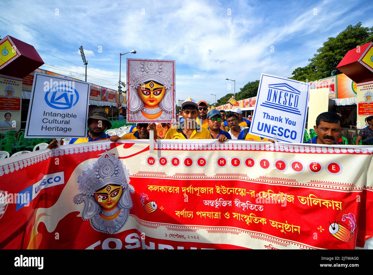 Gli artisti tengono un banner e cartelli durante le celebrazioni dopo che la Durga Puja è stata iscritta nella lista dei rappresentanti dell'UNESCO del patrimonio culturale immateriale dell'umanità. L'UNESCO (l'Organizzazione delle Nazioni Unite per l'educazione, la scienza e la cultura) nel 2021 ha incluso Durga puja nella lista rappresentativa del patrimonio culturale immateriale dell'umanità. Vari comitati e organizzatori Puja si sono Uniti per mostrare la loro gratitudine nei confronti dell'UNESCO durante questo raduno organizzato dal governo del Bengala Occidentale. (Foto di Avishek Das/SOPA Images/Sipa USA) Foto Stock