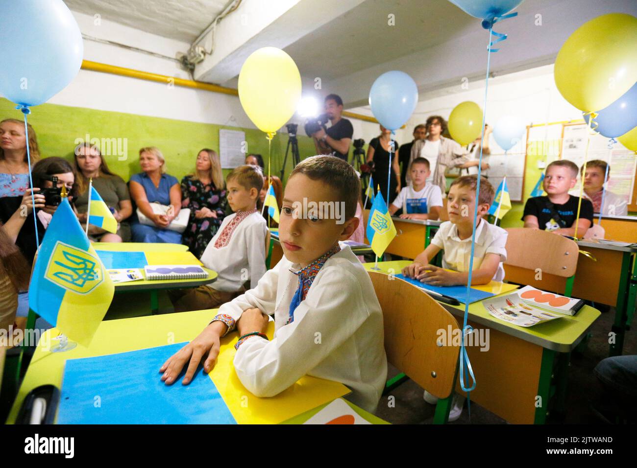 I bambini della scuola frequentano una classe il primo giorno di scuola all'interno di un rifugio bomba nella città del sud dell'Ucraina di Odesa. La Giornata della conoscenza viene celebrata annualmente il 01 settembre come la tradizionale data di inizio di un nuovo anno scolastico, i bambini tornano a scuola come il paese supera mezzo anno dopo l'invasione russa. Non un sacco di bambini nella regione di Odessa tornerà alle scuole come solo le scuole che hanno rifugi bomba si aprirà e la maggior parte dei bambini continuerà a imparare online a causa della guerra. Secondo i media. Foto Stock