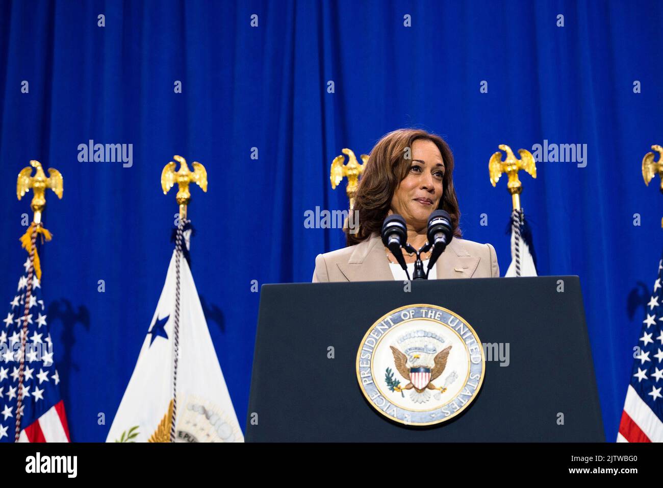 Durham, Carolina del Nord, Stati Uniti. 1st Set, 2022. Il Vice Presidente degli Stati Uniti Kamala Harris parla al Durham Center for Senior Life di Durham, North Carolina, USA, giovedì 1 settembre, 2022. Harris sta formulando osservazioni per sottolineare l'impegno dell'amministrazione Biden-Harris di ridurre i costi attraverso il inflation Reduction Act, secondo la Casa Bianca. Credito: Cornell Watson/Pool tramite CNP/dpa/Alamy Live News Foto Stock