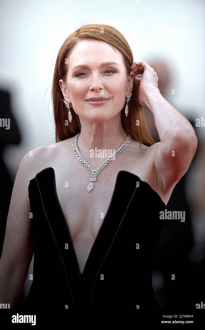 Venezia, Italia. 01st Set, 2022. VENEZIA, ITALIA - SETTEMBRE 01: Julianne Moore partecipa al tappeto rosso 'Tar' al 79th° Festival Internazionale del Cinema di Venezia il 01 settembre 2022 a Venezia. Credit: dpa/Alamy Live News Foto Stock