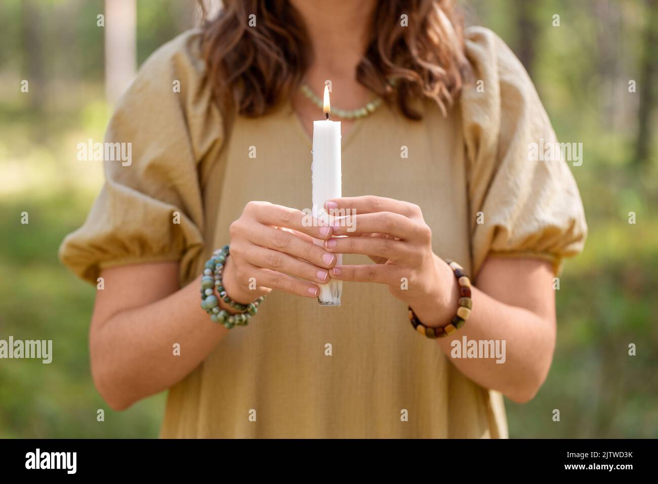 donna con candela esecuzione rituale magico Foto Stock