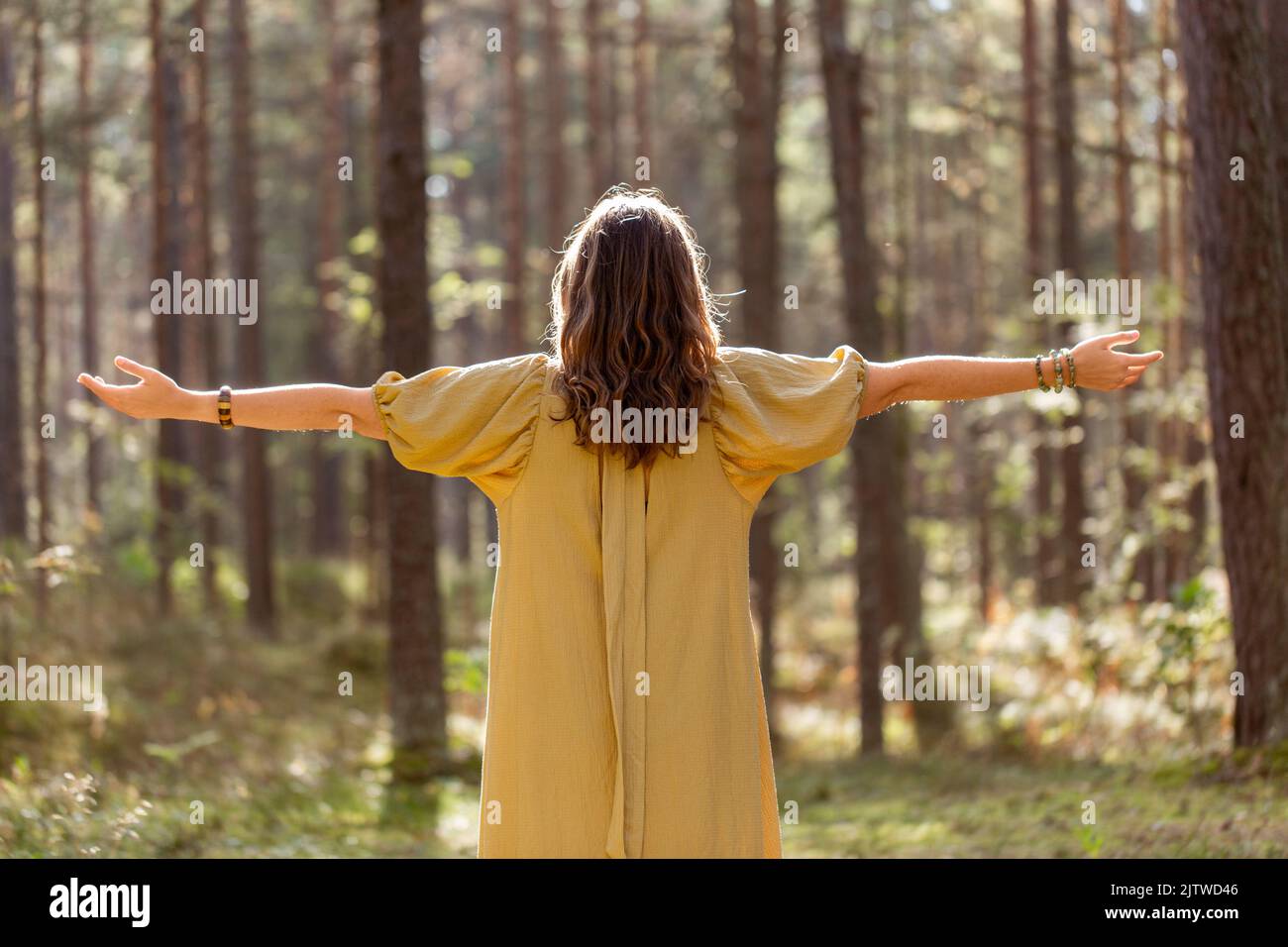 donna o strega che esegue rituale magico nella foresta Foto Stock