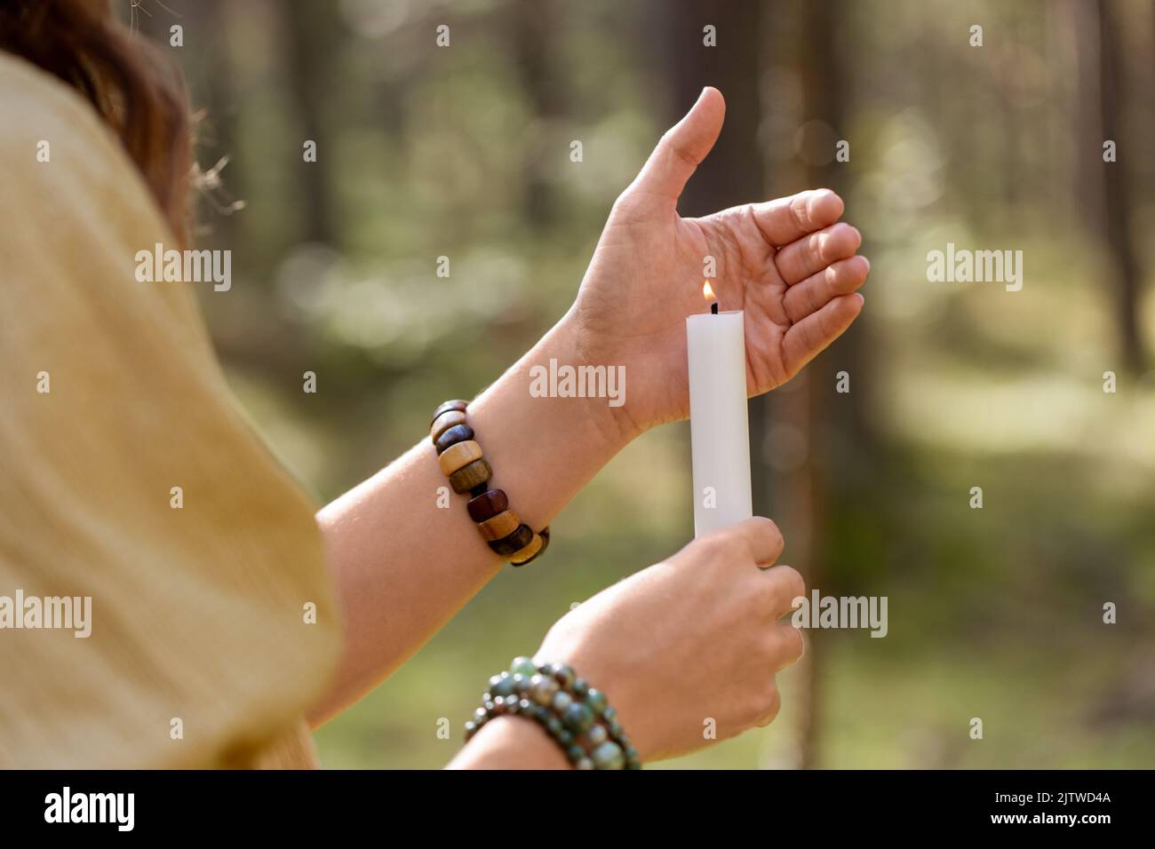 donna con candela esecuzione rituale magico Foto Stock