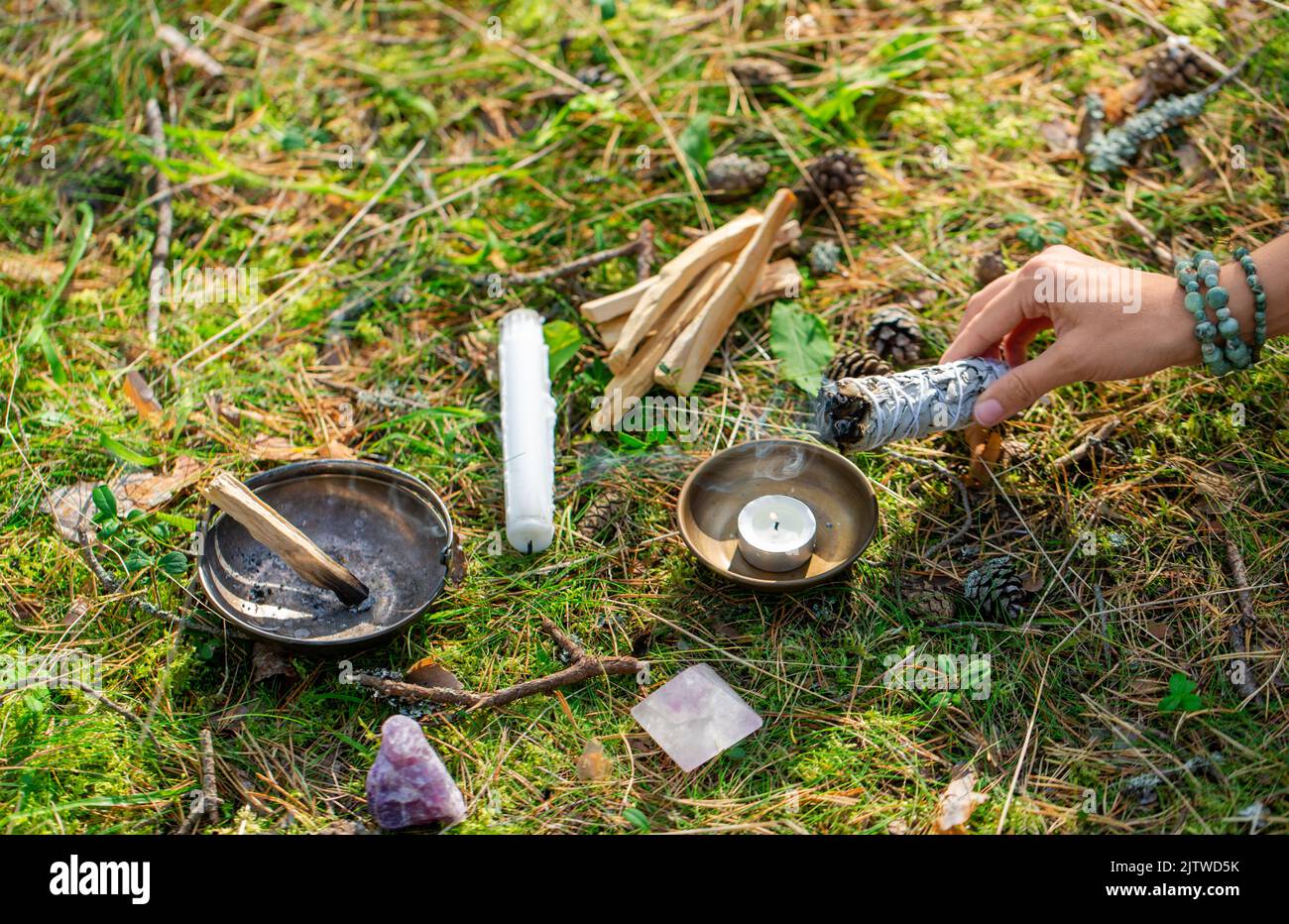 donna o strega che esegue rituale magico nella foresta Foto Stock