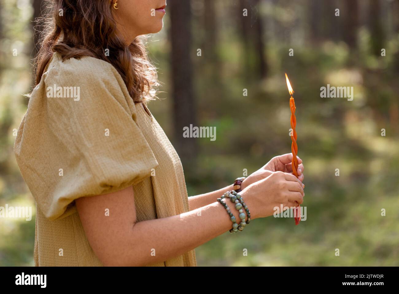 donna con candela esecuzione rituale magico Foto Stock