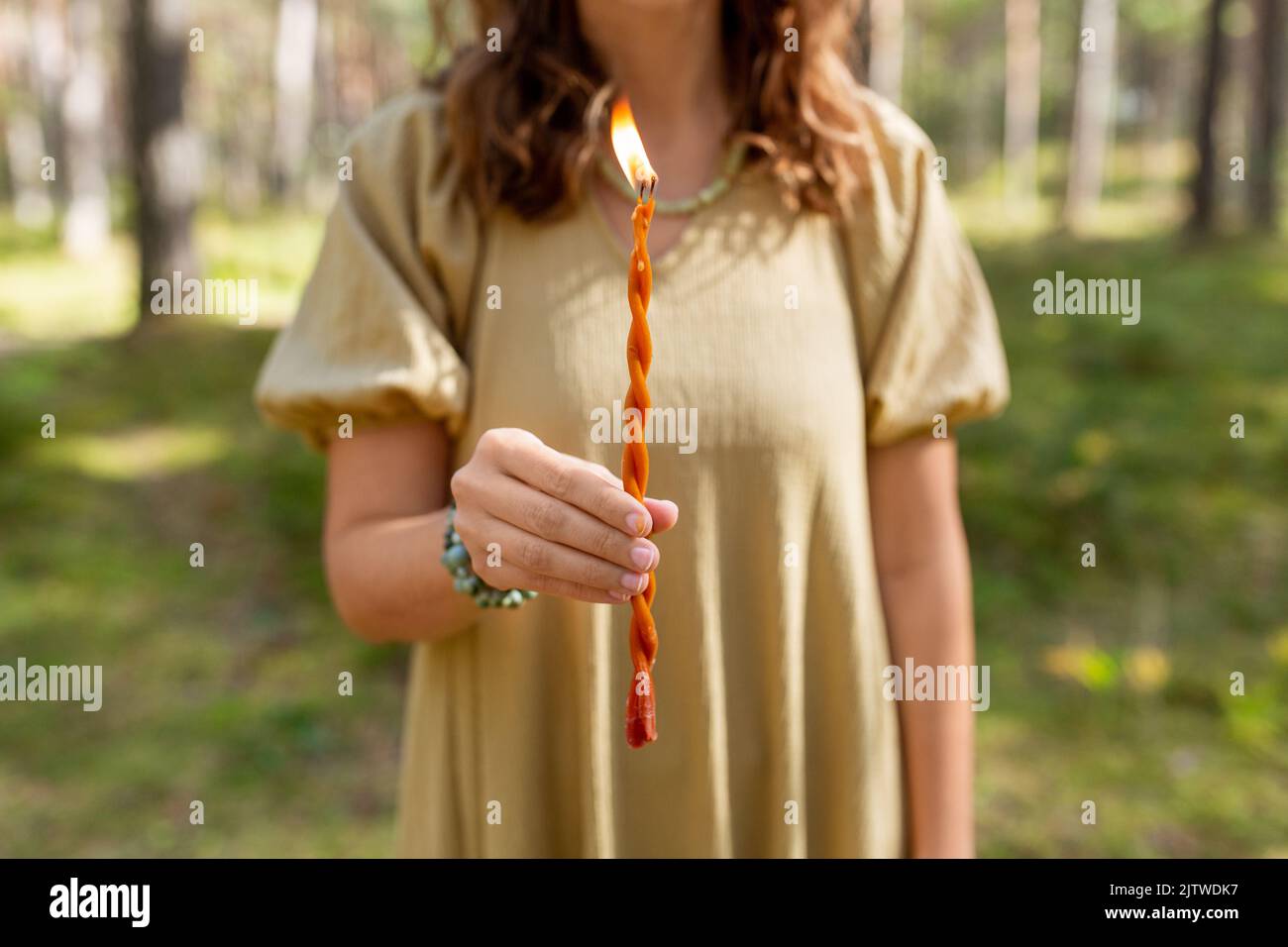 donna con candela esecuzione rituale magico Foto Stock