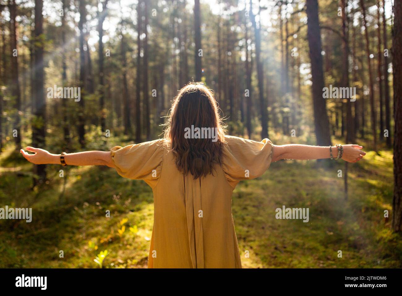 donna o strega che esegue rituale magico nella foresta Foto Stock