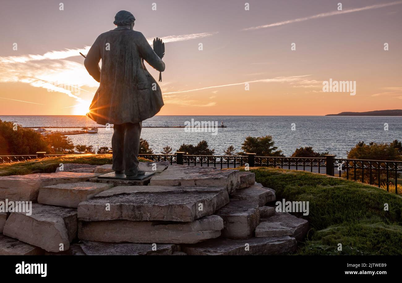 Statua del Capo Ignazio Petoskey che si affaccia sulla baia al tramonto Foto Stock