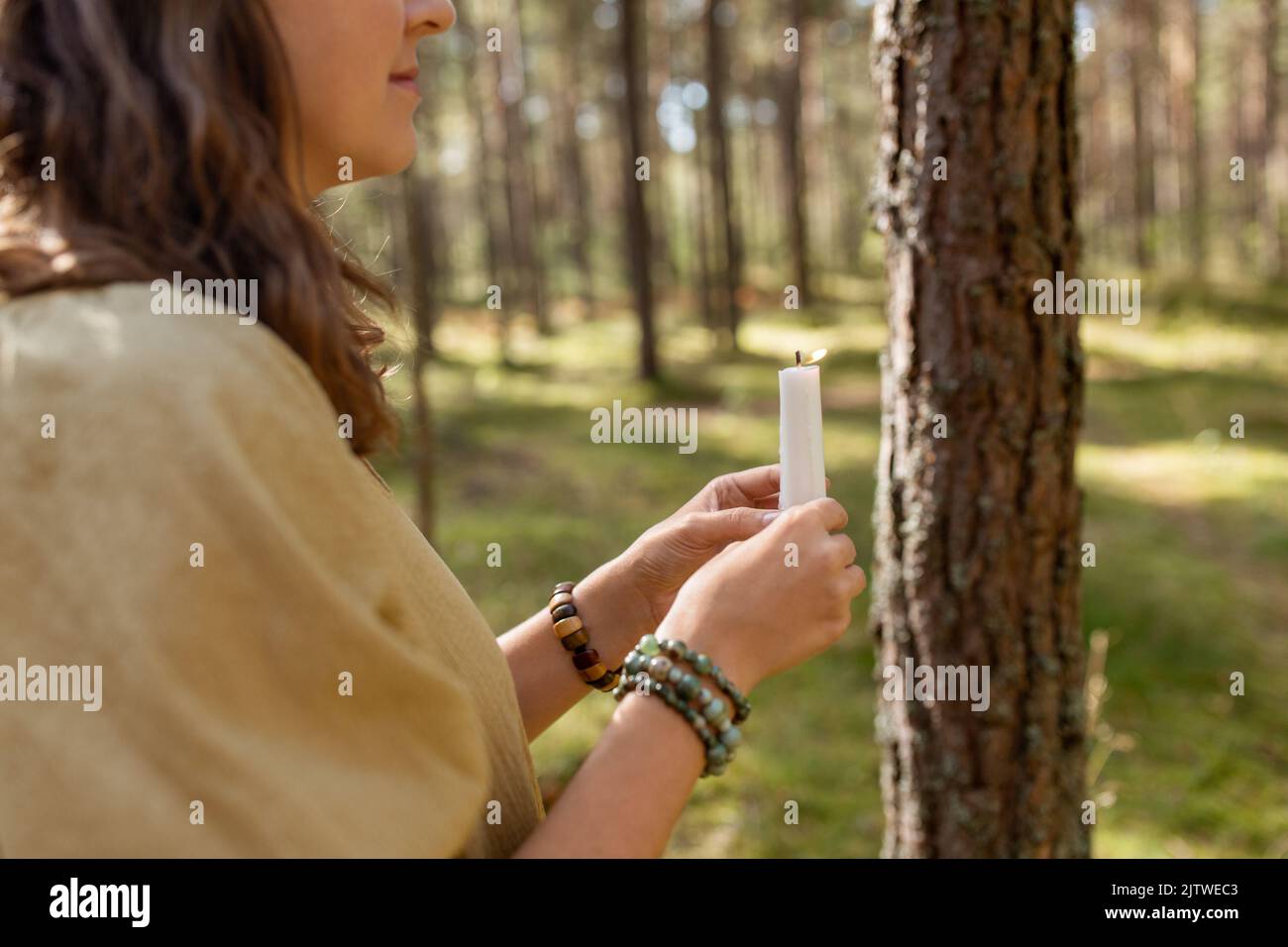 donna con candela esecuzione rituale magico Foto Stock