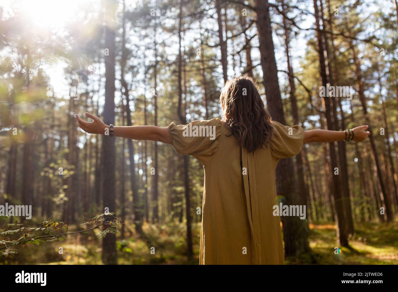 donna o strega che esegue rituale magico nella foresta Foto Stock