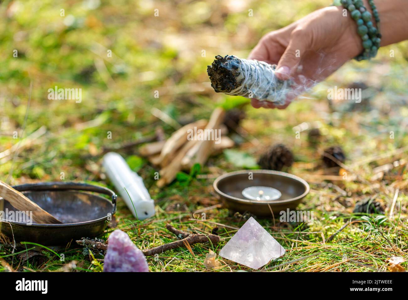 donna o strega che esegue rituale magico nella foresta Foto Stock