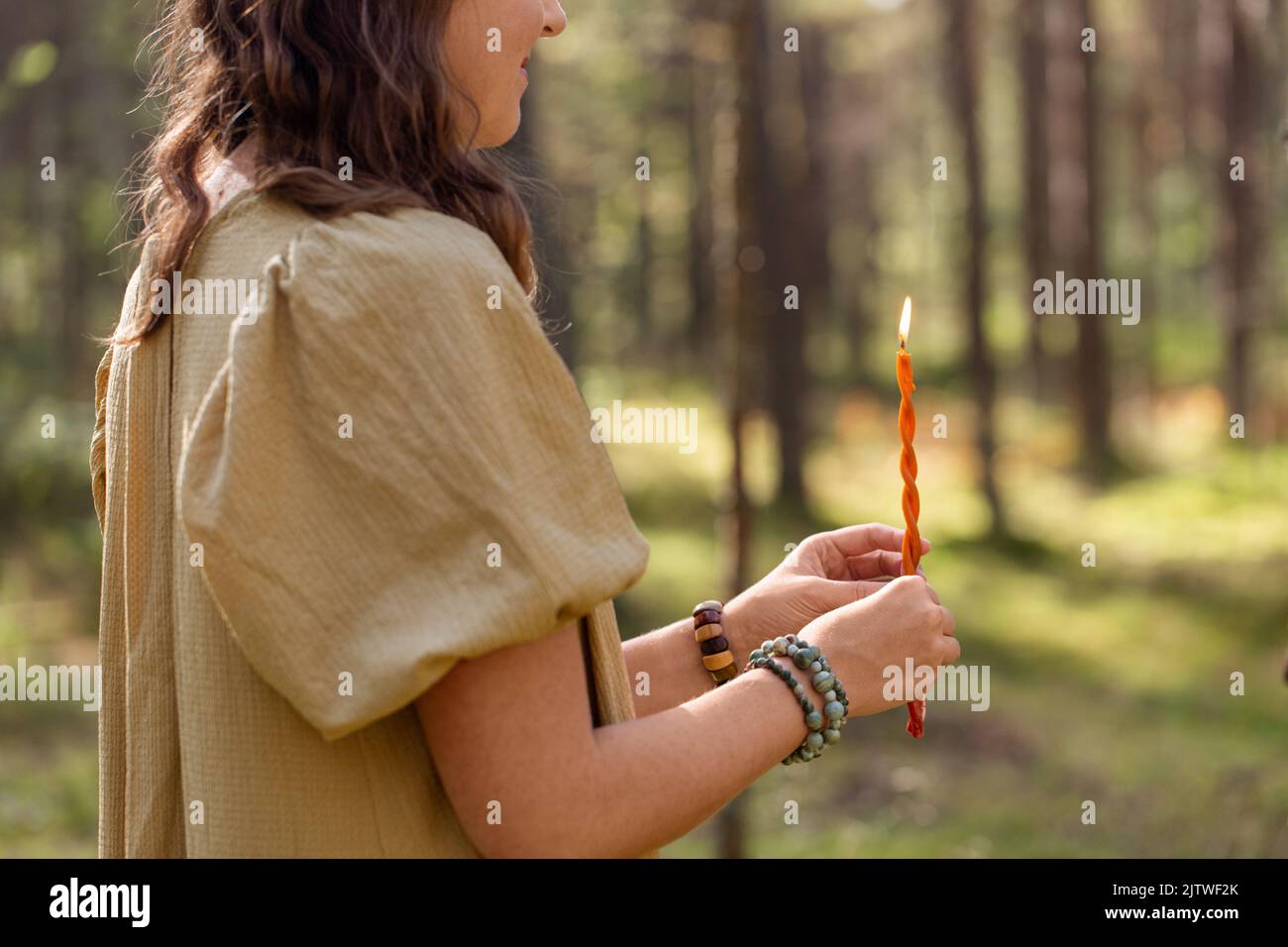 donna con candela esecuzione rituale magico Foto Stock