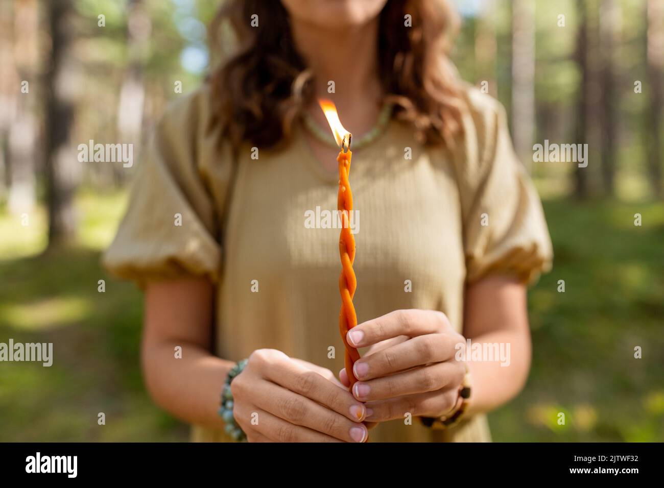 donna con candela esecuzione rituale magico Foto Stock