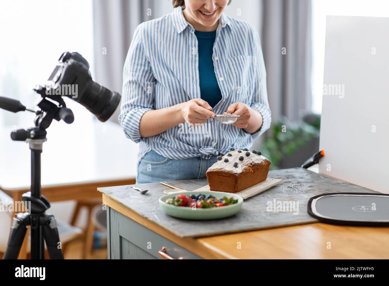 cibo blogger con macchina fotografica torta di ghiaccio in cucina Foto Stock