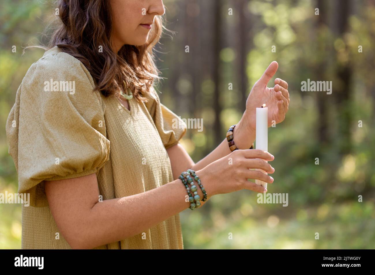 donna con candela esecuzione rituale magico Foto Stock