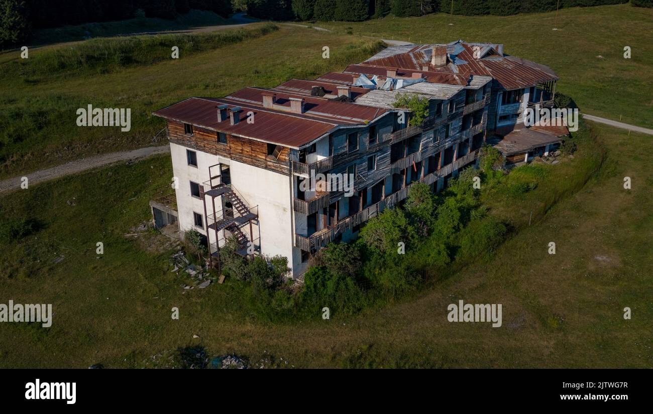 Abbandonato hotel fantasma comune di Ledro in provincia di Trento. Foto Stock