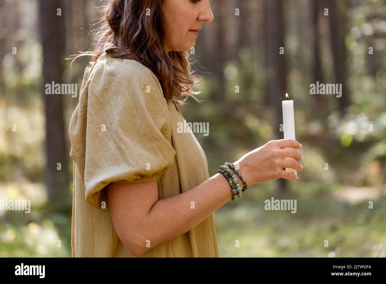 donna con candela esecuzione rituale magico Foto Stock