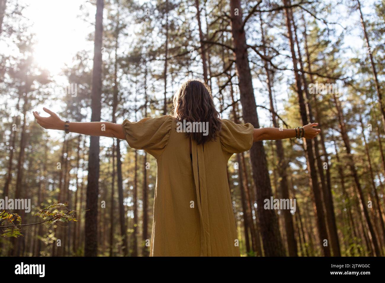donna o strega che esegue rituale magico nella foresta Foto Stock