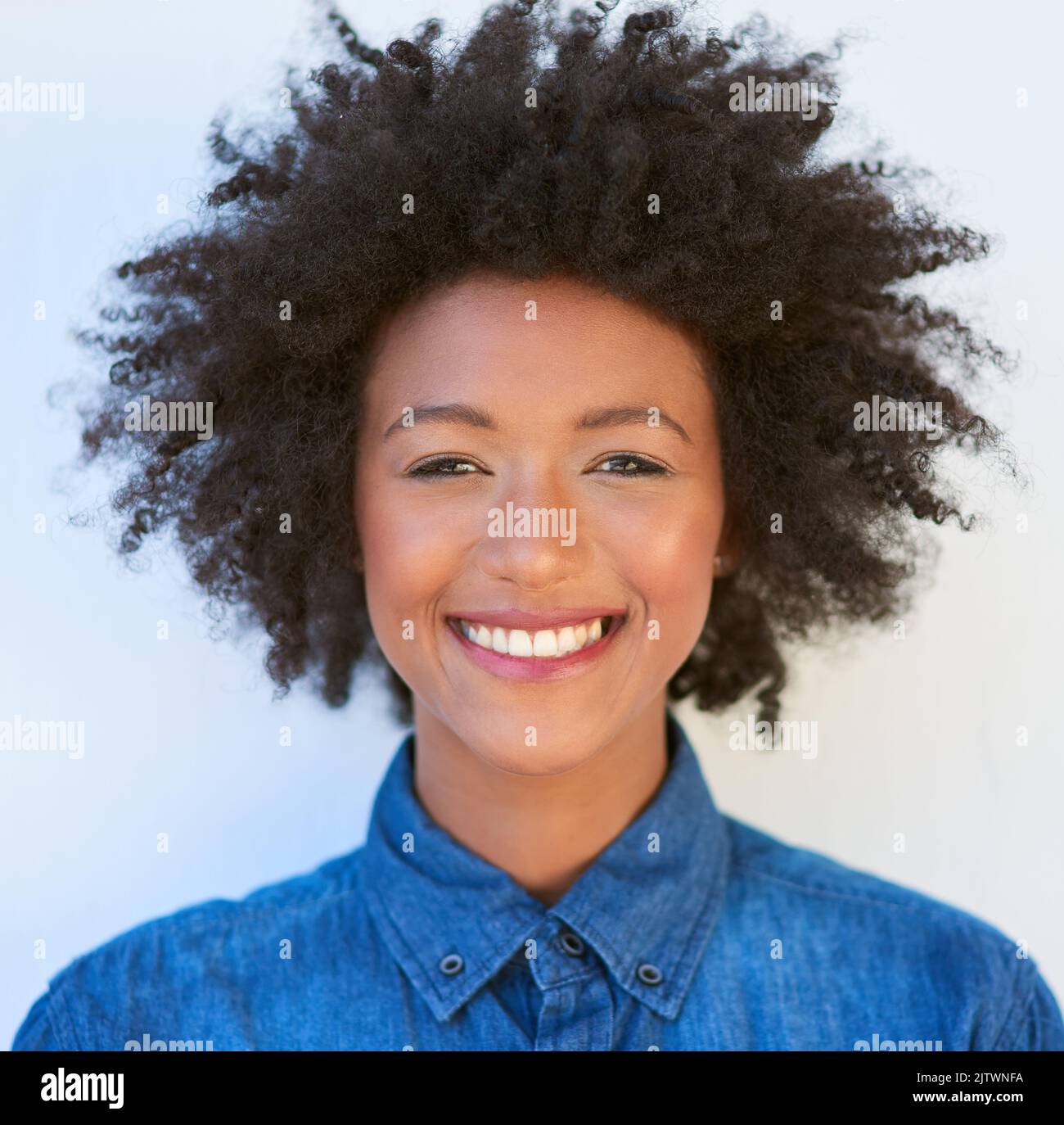 Indossando il suo sorriso migliore. Ritratto di una giovane donna attraente che ti dà un sorriso toothy. Foto Stock