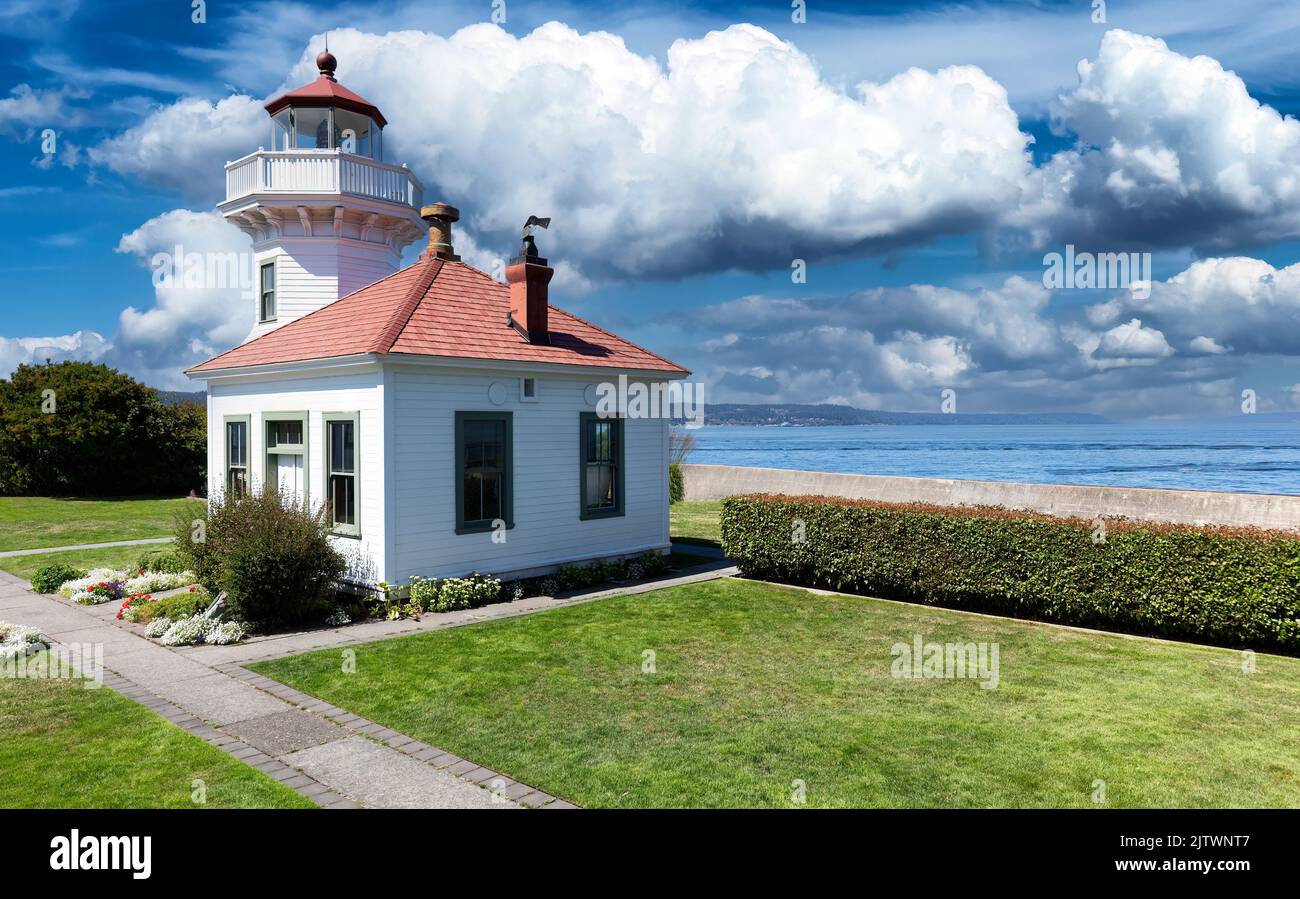 Il parco del faro di Mukilteo nello stato di Washington durante la luminosa giornata estiva Foto Stock