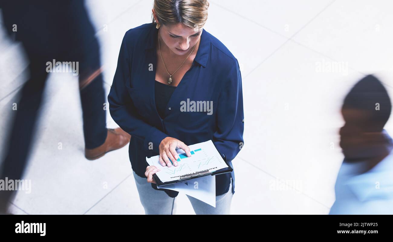 Marketing, dati e donne business con analisi negli uffici aziendali. Manager, leadership e amministrazione con dipendenti che lavorano Foto Stock