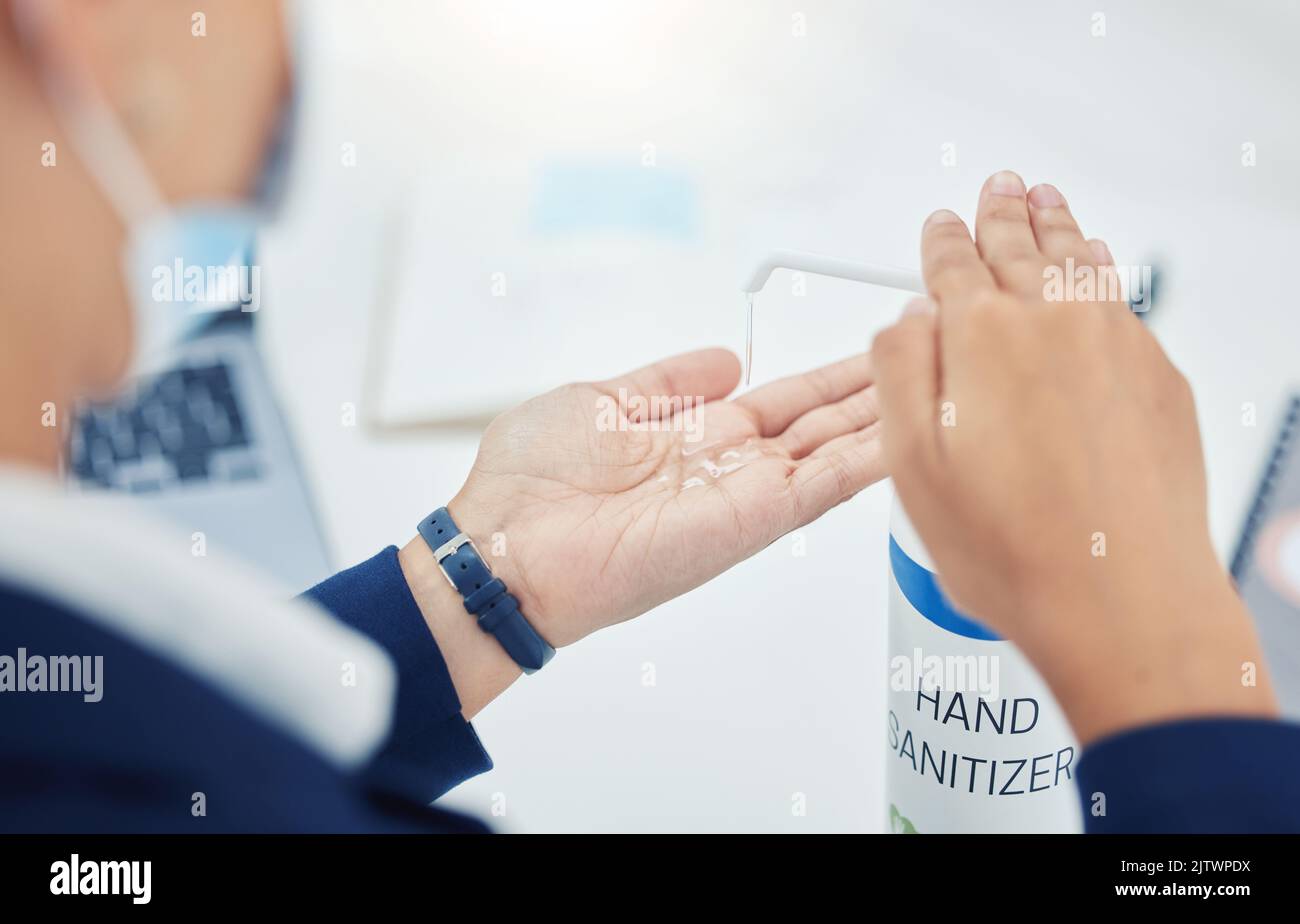 Igienizzatore per mani donna d'affari, igiene e protocollo per ufficio per la sicurezza sanitaria, protezione da virus corona e conformità alla pulizia. Responsabile Foto Stock