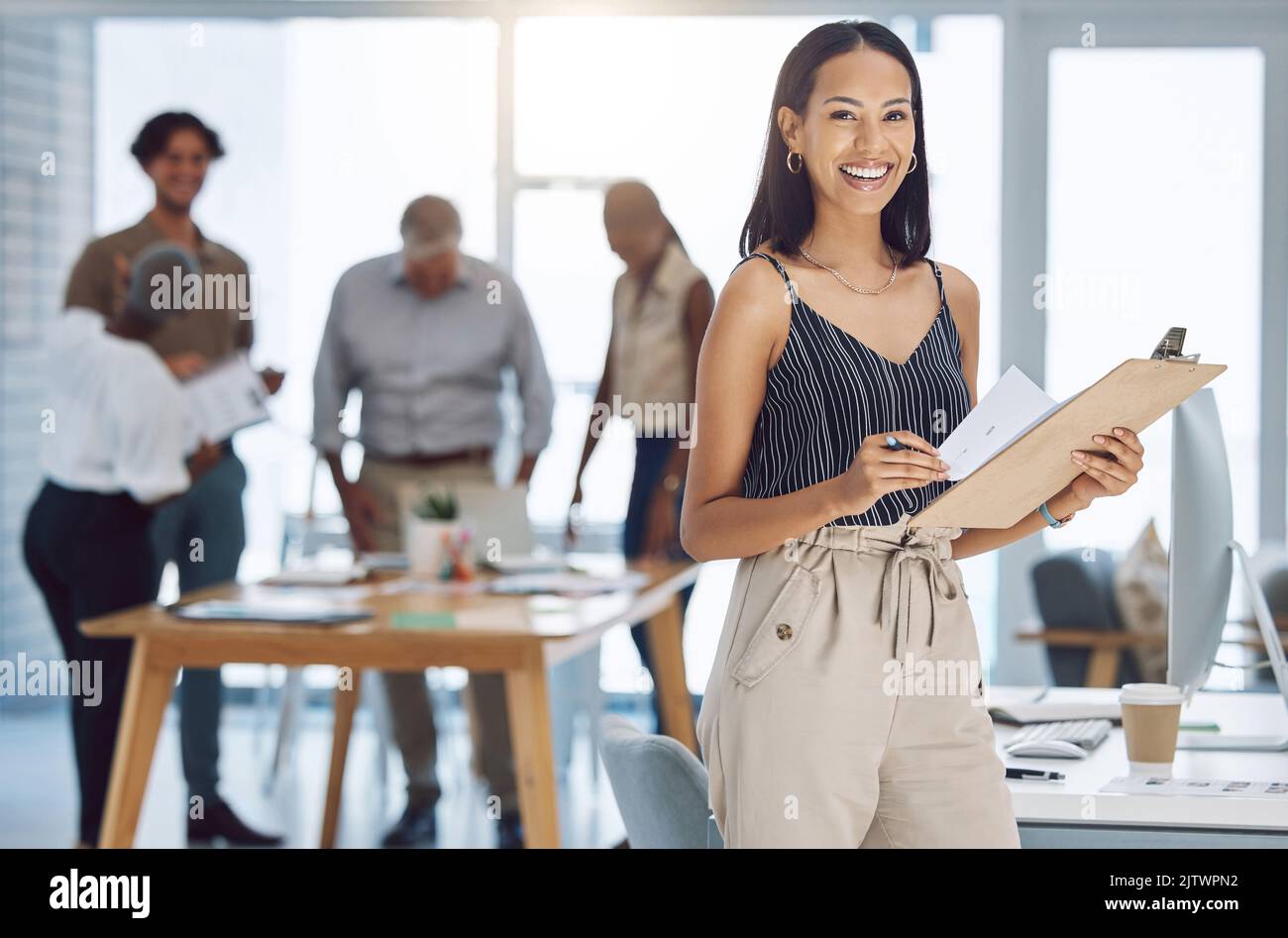Dirigenza delle donne d'affari, documenti dei manager e pianificazione creativa del designer per la motivazione, l'innovazione e il successo nell'agenzia. Ritratto giovane Foto Stock
