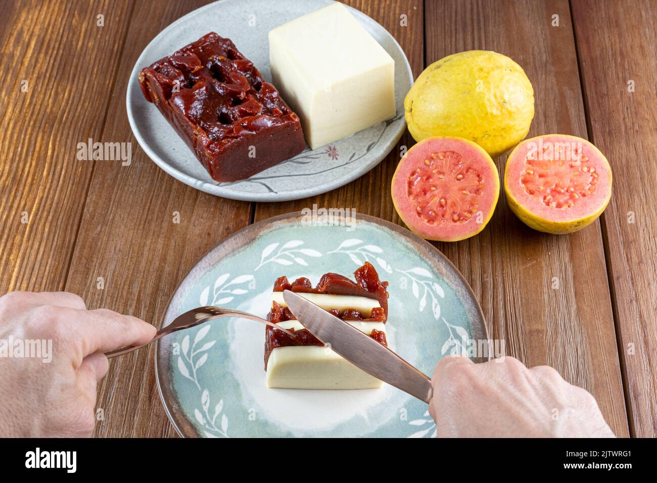 Uomo preparato a tagliare fette di guava dolce e formaggio cagliato. Foto Stock
