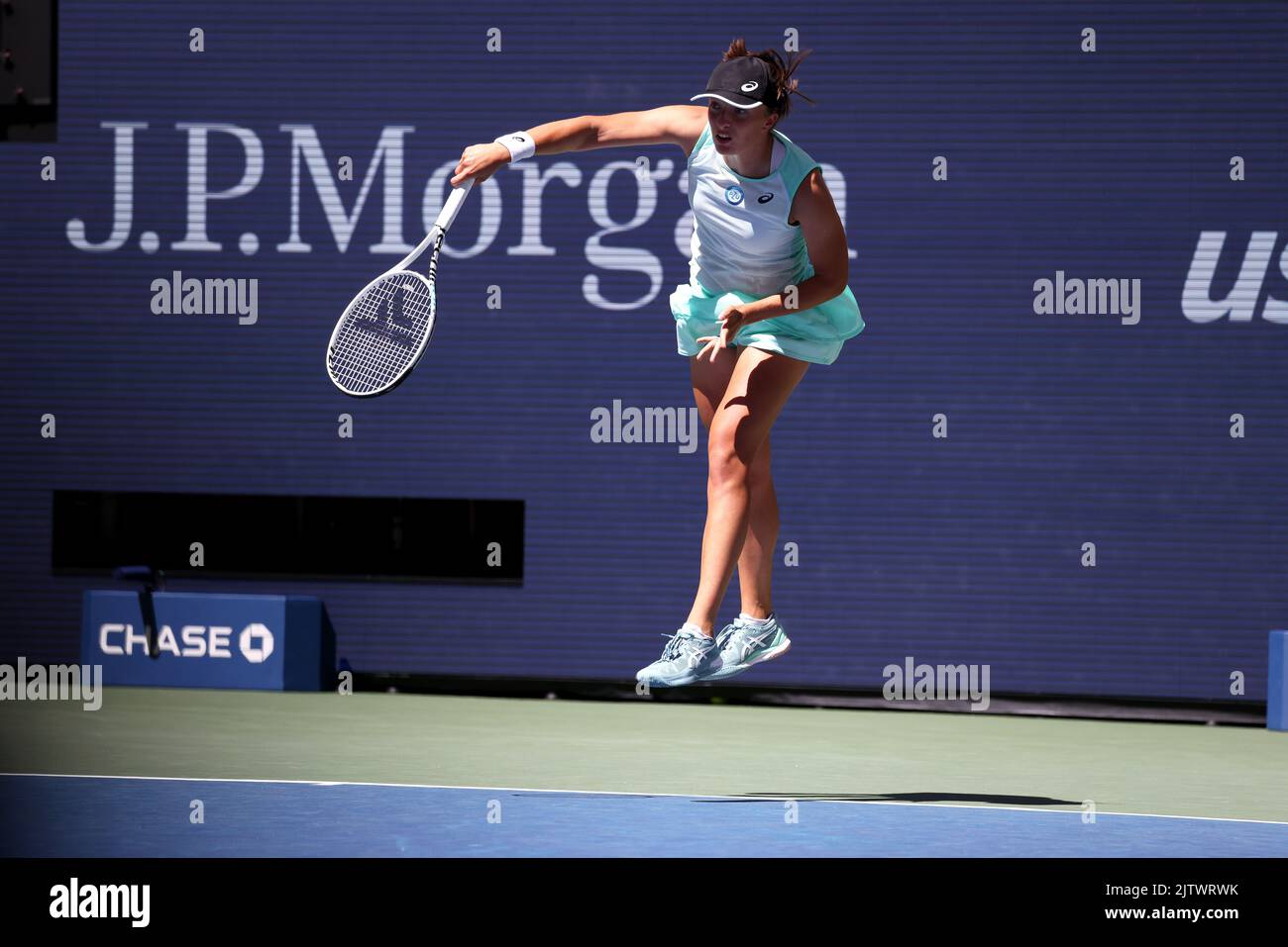 APERTO il GIORNO 4, Flushing Meadows, New York, USA. 1st Set, 2022. IgA Swiatek di Polonia durante il suo secondo turno contro Sloane Stephens degli Stati Uniti. Swiatek ha vinto in serie diritte. Credit: Adamo Stoltman/Alamy Live News Foto Stock