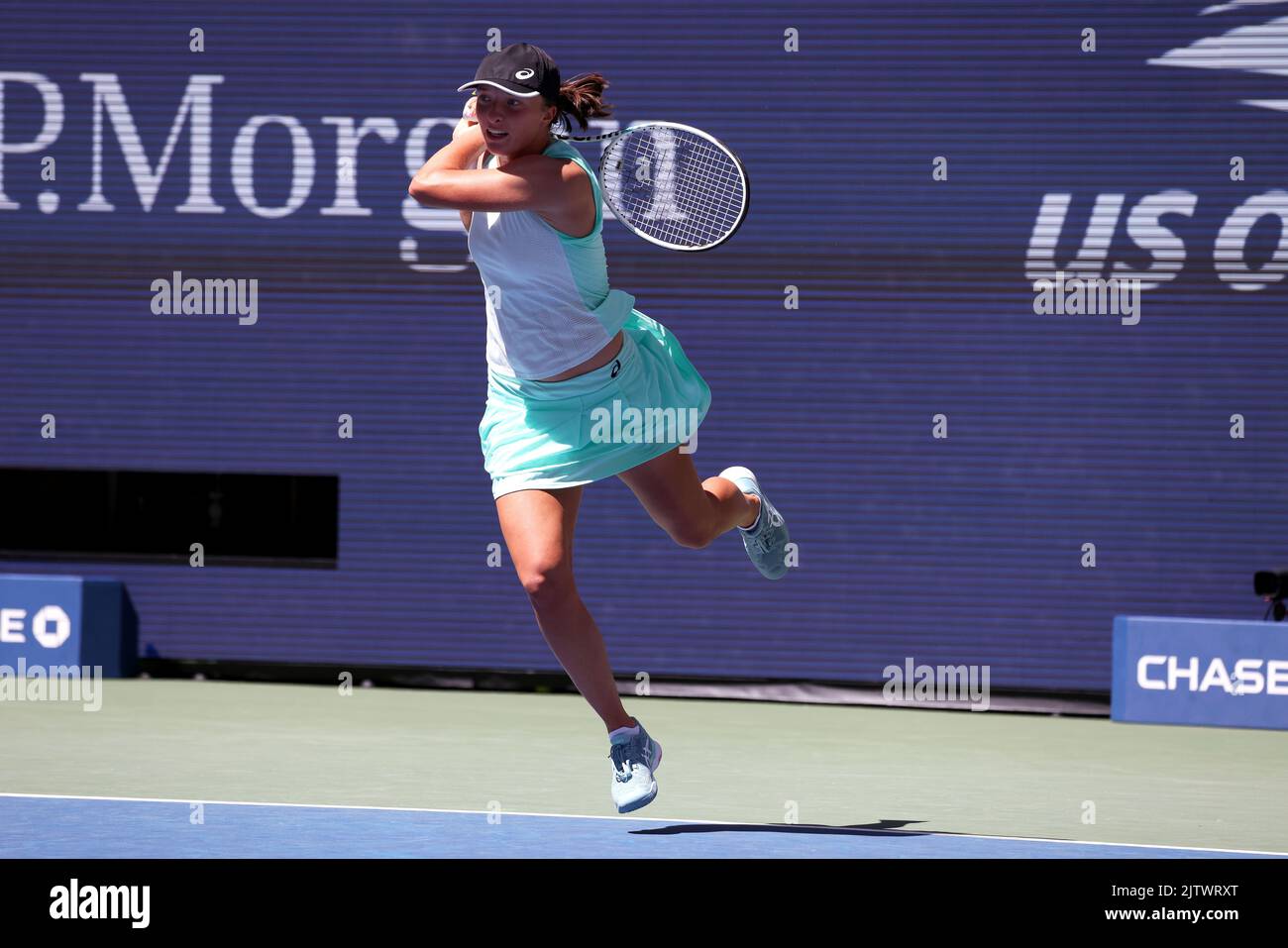 APERTO il GIORNO 4, Flushing Meadows, New York, USA. 1st Set, 2022. IgA Swiatek di Polonia durante il suo secondo turno contro Sloane Stephens degli Stati Uniti. Swiatek ha vinto in serie diritte. Credit: Adamo Stoltman/Alamy Live News Foto Stock