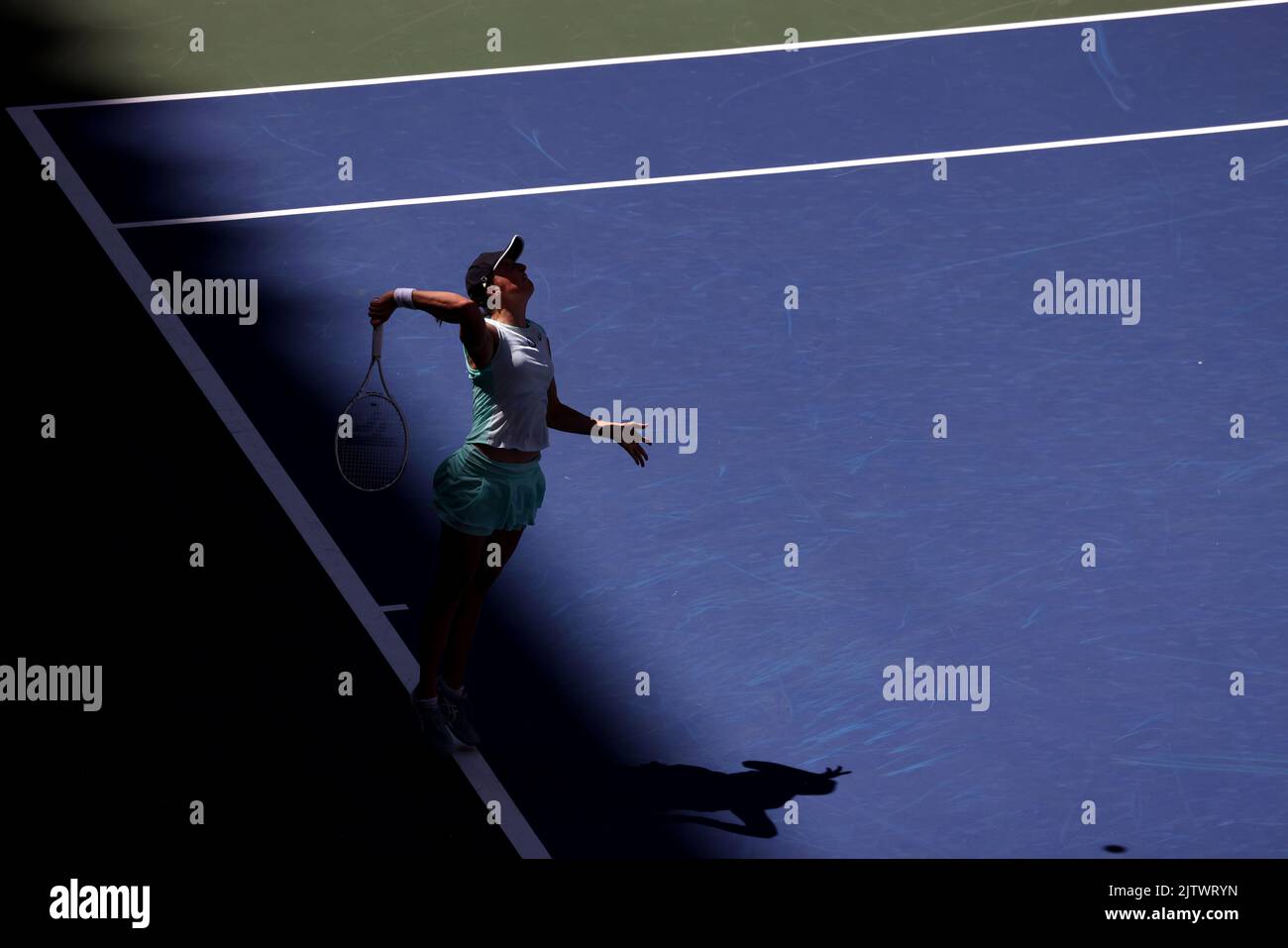 APERTO il GIORNO 4, Flushing Meadows, New York, USA. 1st Set, 2022. IgA Swiatek di Polonia durante il suo secondo turno contro Sloane Stephens degli Stati Uniti. Swiatek ha vinto in serie diritte. Credit: Adamo Stoltman/Alamy Live News Foto Stock
