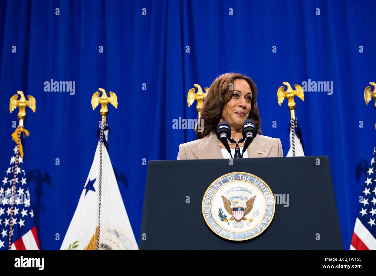 Il Vice Presidente degli Stati Uniti Kamala Harris parla al Durham Center for Senior Life di Durham, North Carolina, USA, giovedì 1 settembre, 2022. Harris sta formulando osservazioni per evidenziare l'impegno dell'amministrazione Biden-Harris a ridurre i costi attraverso il Inflation Reduction Act, secondo la Casa Bianca.Credit: Cornell Watson/Pool tramite CNP /MediaPunch Foto Stock