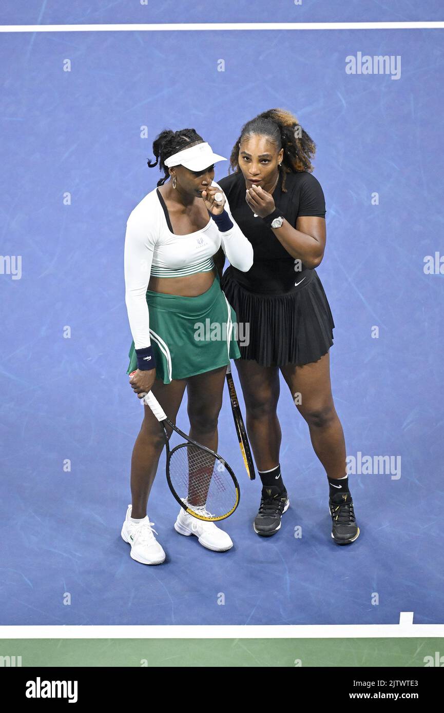 New York, Stati Uniti. 01st Set, 2022. Le suore Venus Williams (l) e Serena Williams (r), degli Stati Uniti, conferiscono durante il loro primo round il doppio match contro Lucie Hradecká e Linda Nosková, della Repubblica Ceca, mentre gareggiano nei campionati di tennis degli U.S. Open 2022, All'interno dello stadio Arthur Ashe presso l'USTA Billie Jean King National Tennis Center di Flushing Meadows Corona Park New York, 1 settembre 2022. (Foto di Anthony Behar/Sipa USA) Credit: Sipa USA/Alamy Live News Foto Stock