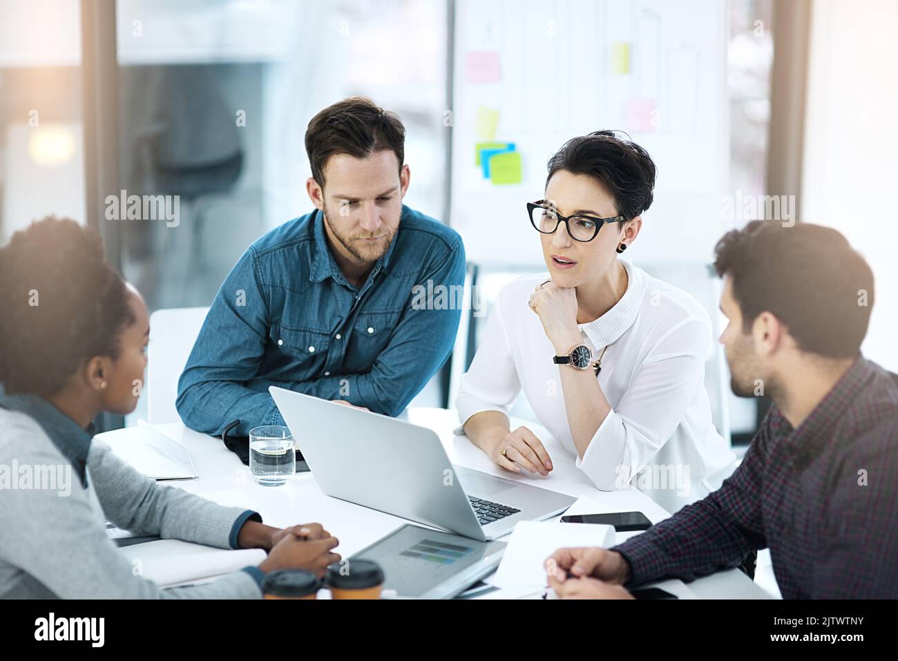 La pianificazione è solo l'inizio di un'altra storia di successo: Un gruppo di colleghi che lavorano insieme su un notebook in ufficio. Foto Stock