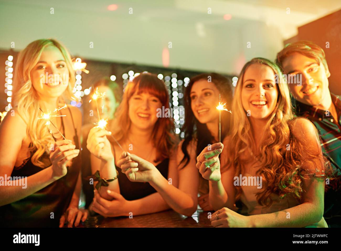 Un gruppo di amiche che si divertono con gli scintillatori in una serata fuori. Foto Stock