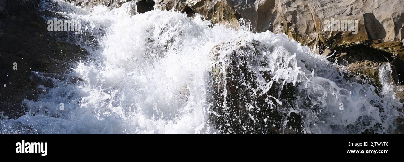Bella cascata di montagna veloce con acqua schiumosa Foto Stock