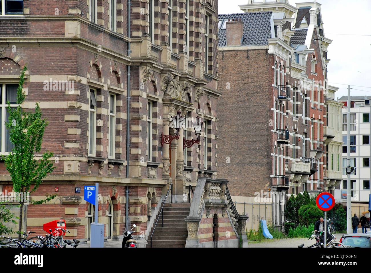 Vecchi edifici vicino alla stazione centrale di Amsterdam (Amsterdam Centraal), Amsterdam, Paesi Bassi, Europa Foto Stock