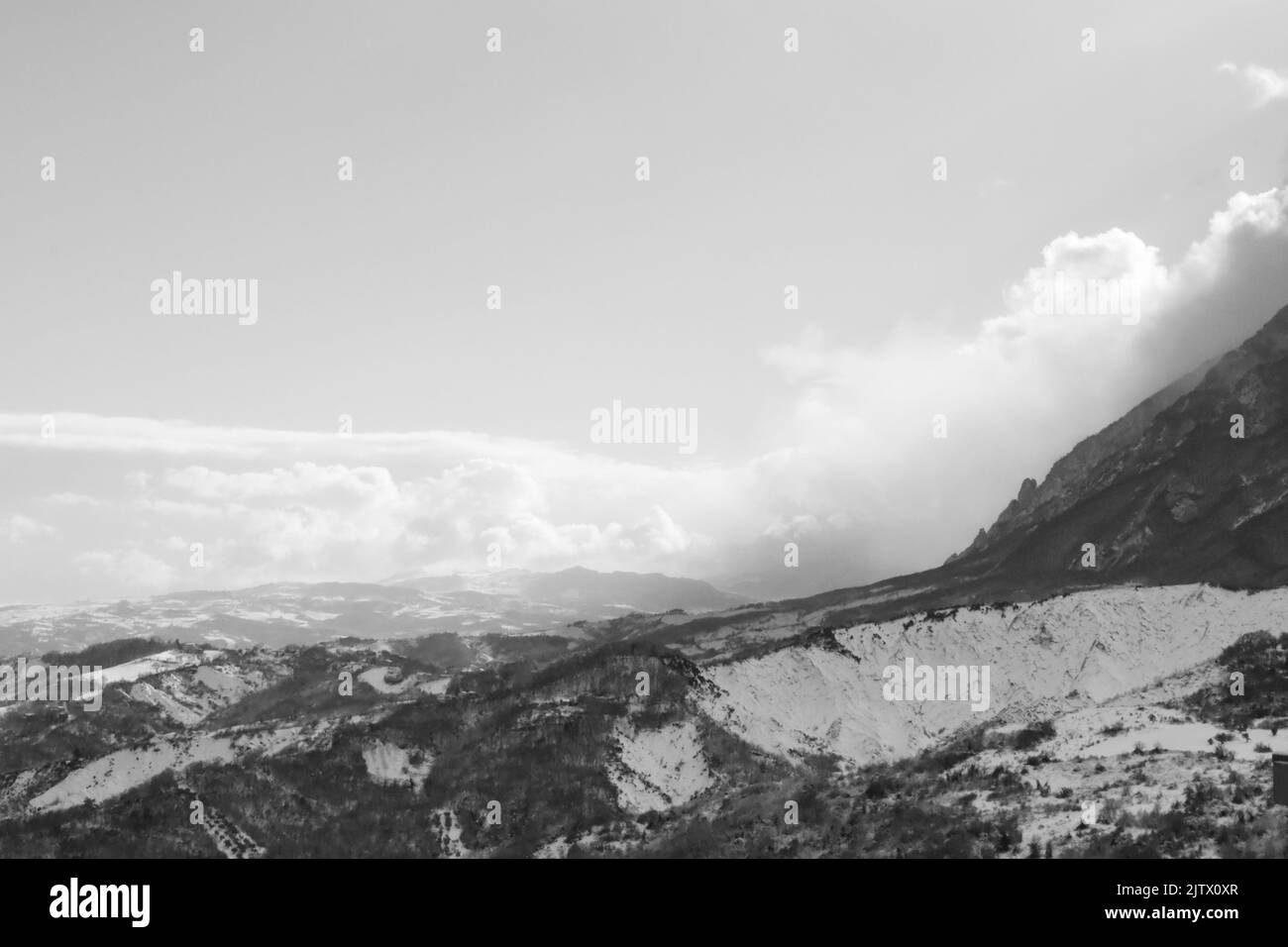 Vista sul monte Majella in Italia con una vetta innevata e il vento che la avvolge Foto Stock