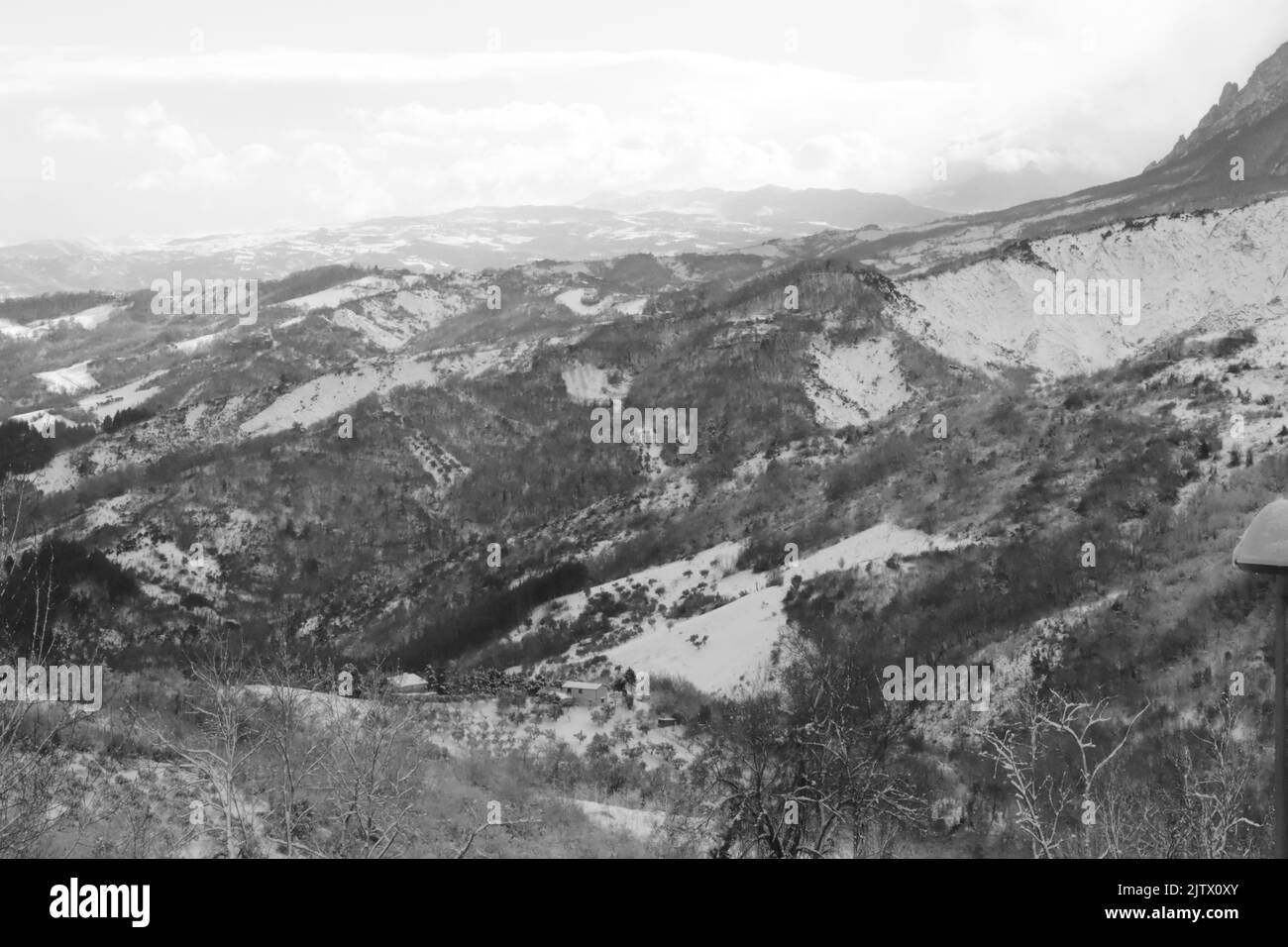 Vista sul monte Majella in Italia con una vetta innevata e il vento che la avvolge Foto Stock