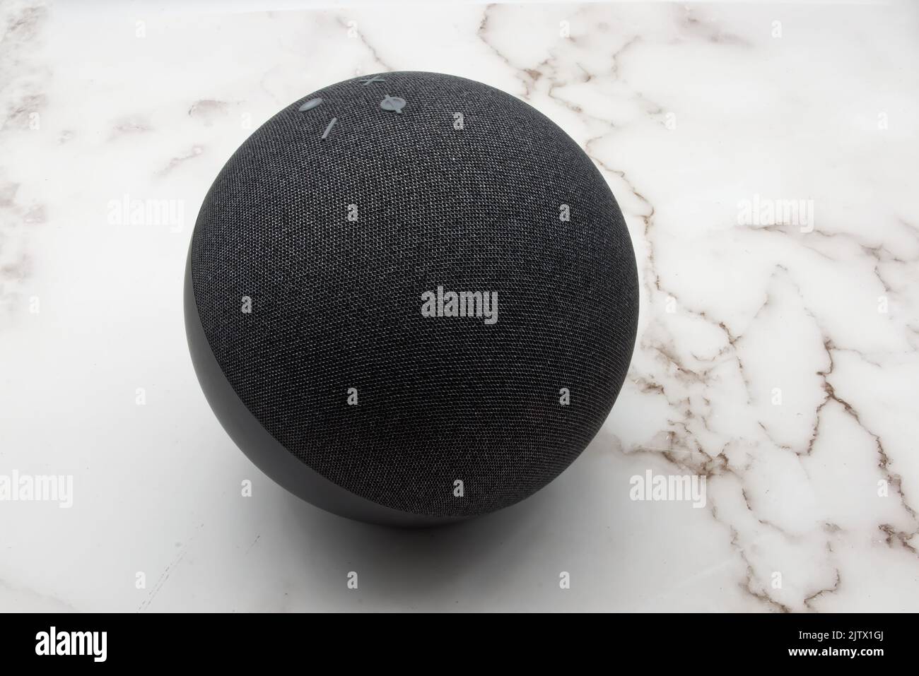 Amazon Echo. Alexa, assistente virtuale ai. Sfondo di marmo Foto Stock