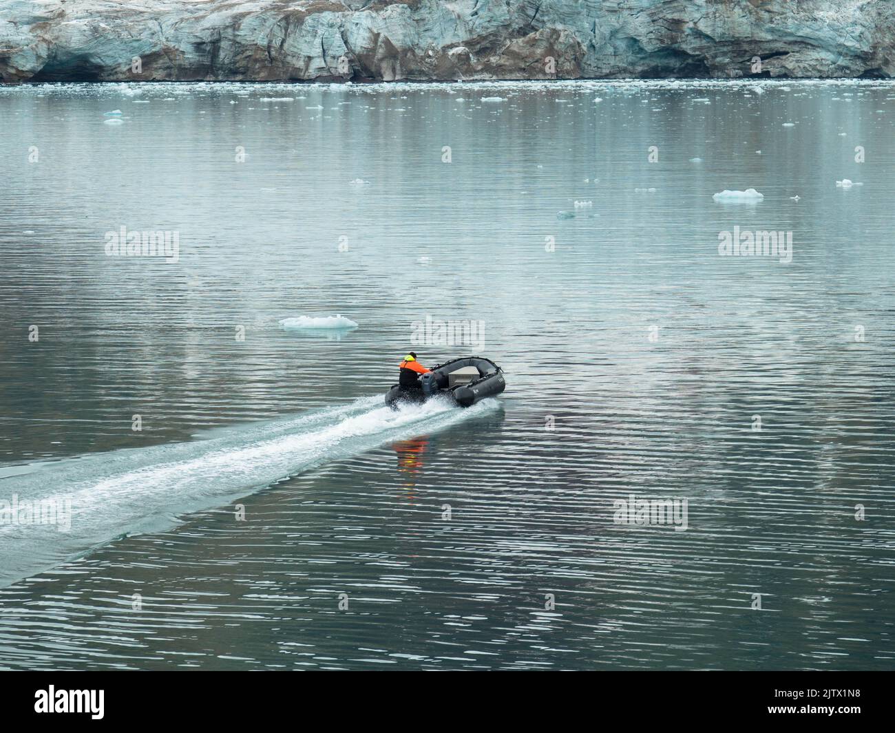 Spettacolare vista del ghiacciaio con le barche Zodiac in primo piano. Ghiacciaio di Samarin Breen.Hornsund Fjord, Spitsbergen, Norvegia. Luglio 28,2022 Foto Stock