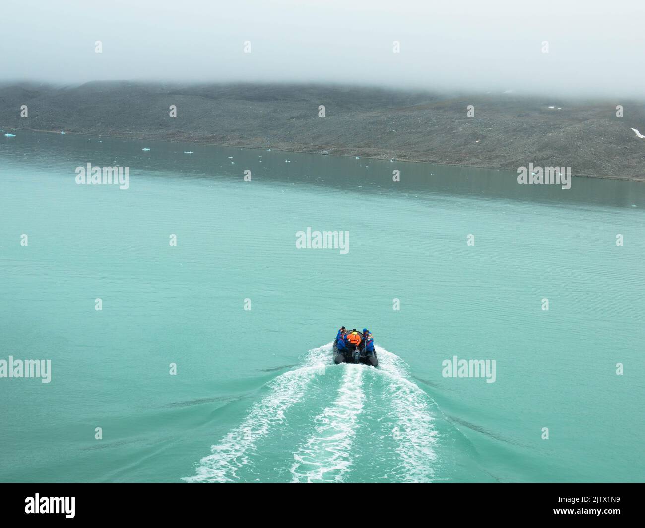 Spettacolare vista del ghiacciaio con le barche Zodiac in primo piano. Ghiacciaio di Samarin Breen.Hornsund Fjord, Spitsbergen, Norvegia. Luglio 28,2022 Foto Stock