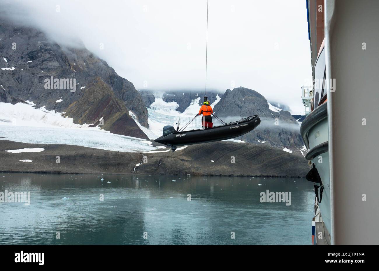 Zodiaco appeso ad un gancio su una nave passeggeri. Pronto a partire Svalbard, Norvegia 27 luglio 2022 Foto Stock