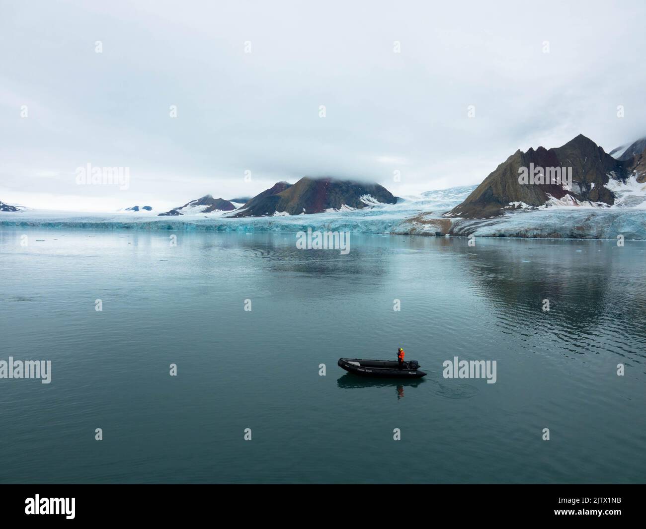Spettacolare vista del ghiacciaio con le barche Zodiac in primo piano. Ghiacciaio di Samarin Breen.Hornsund Fjord, Spitsbergen, Norvegia. Luglio 28,2022 Foto Stock
