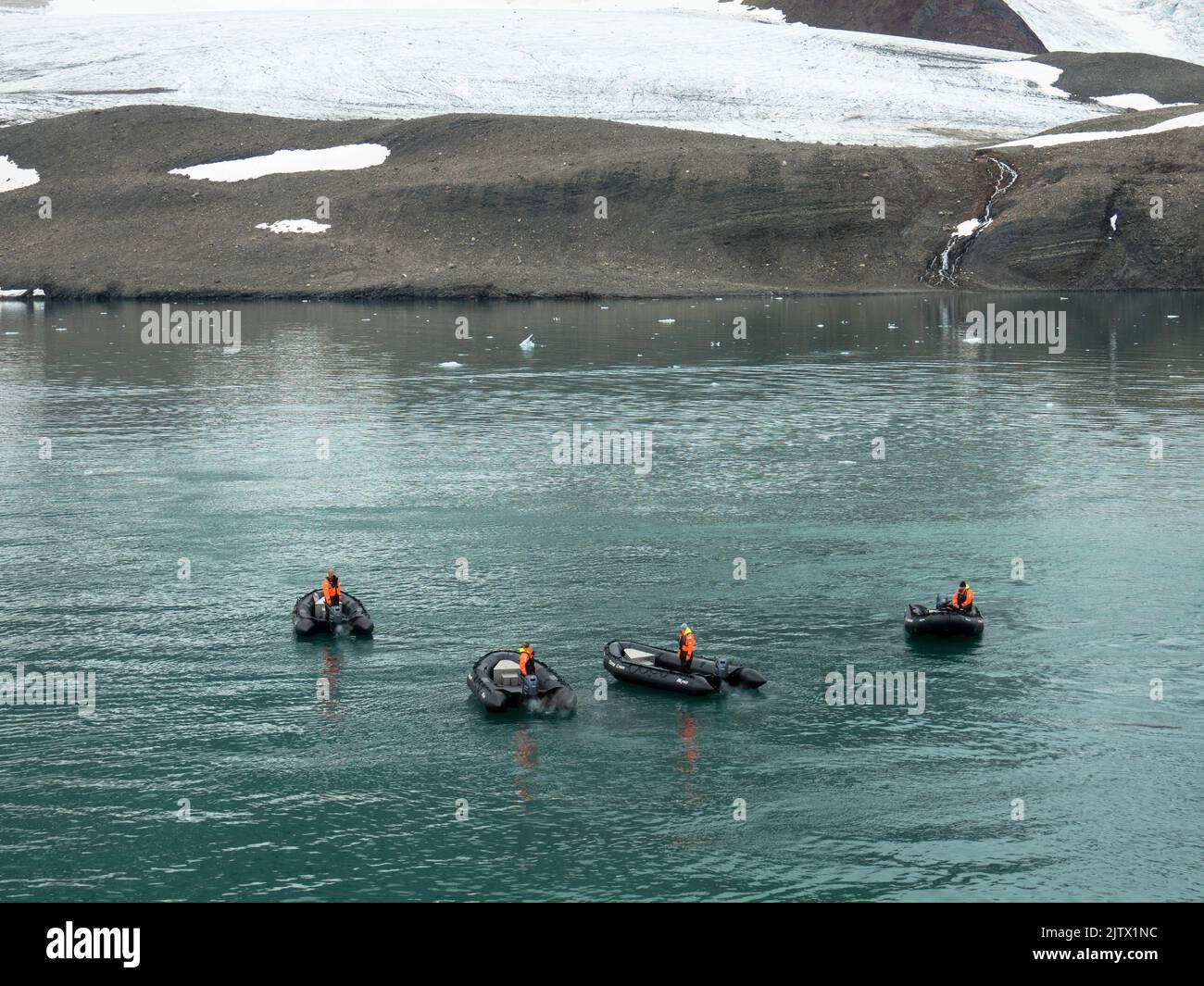 Spettacolare vista del ghiacciaio con le barche Zodiac in primo piano. Ghiacciaio di Samarin Breen.Hornsund Fjord, Spitsbergen, Norvegia. Luglio 28,2022 Foto Stock