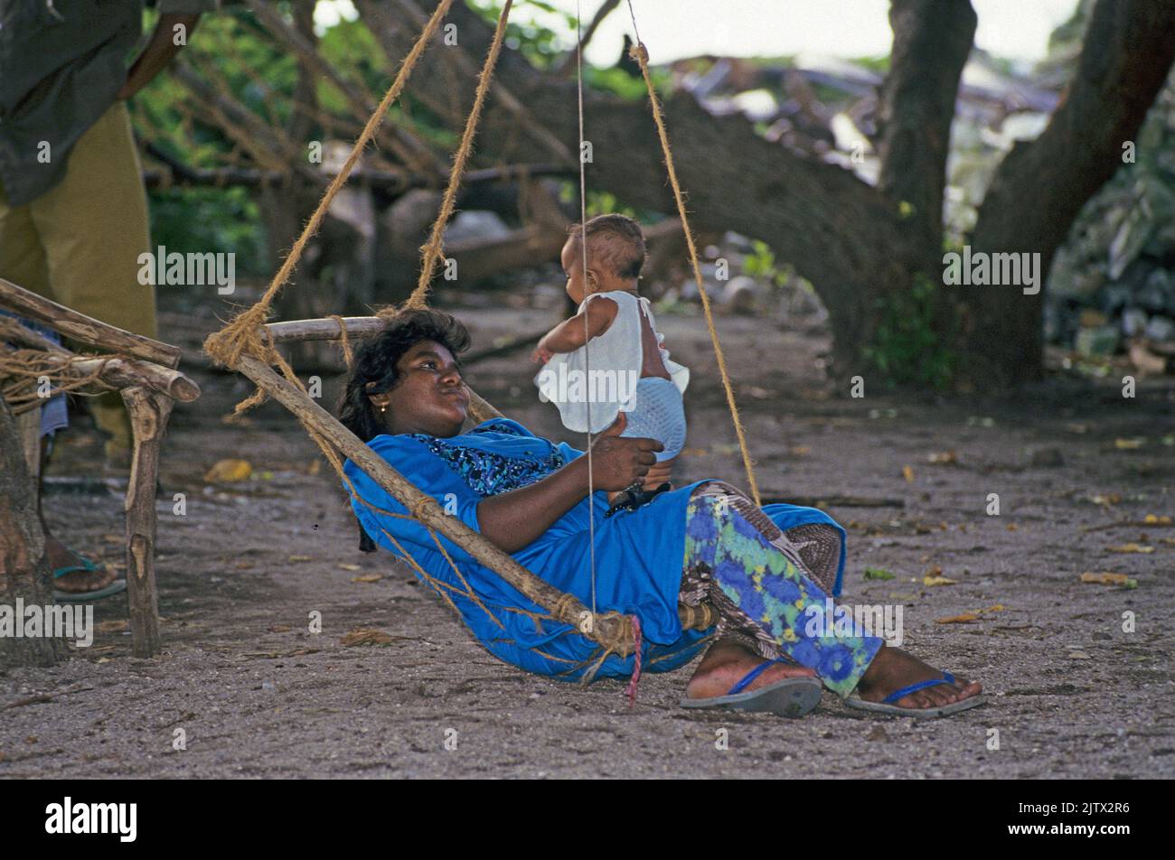 Maledivische Frau mit ihrem Baby auf einer Schaukel, Einheimischen-Insel Mahembadhoo, Malediven, Indischer Ozean, Asien | Maldive donna con il suo bab Foto Stock