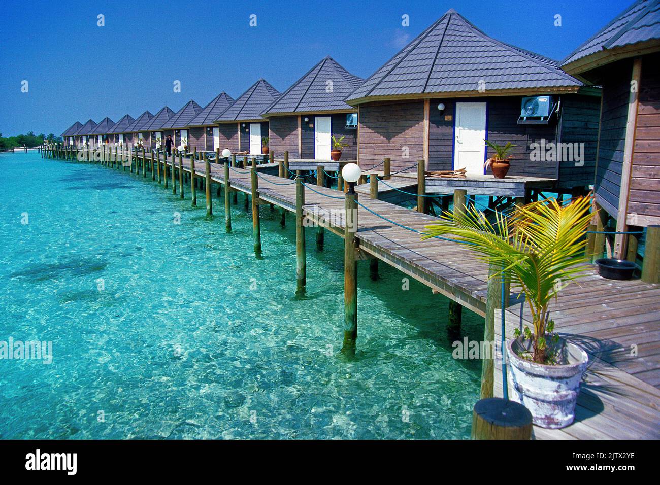 Bungalow sull'acqua nella laguna dell'isola delle maldive Kuredu, Atollo di Laviyani, Maldive, Oceano Indiano, Asia Foto Stock