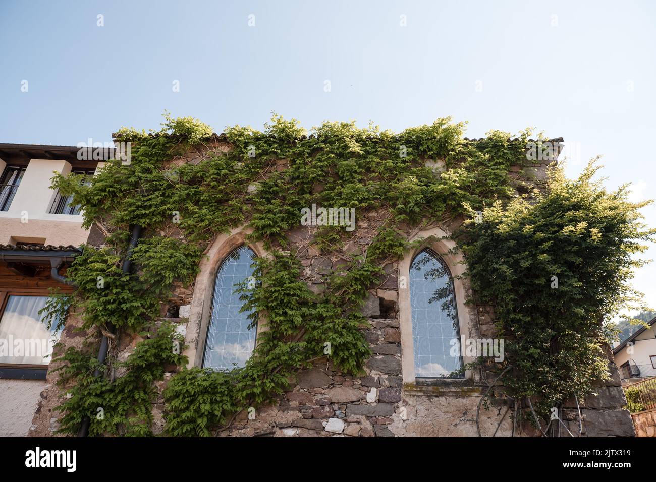 Una bella casa in pietra decorata con foglie. Foto Stock